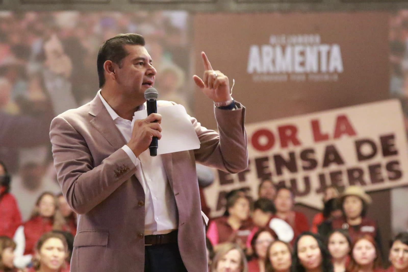 Se suman a la 4T en Puebla los deportistas Julio César Chávez, “El Chelís” y Gaby “La Bonita” Sánchez, respaldando a Alejandro Armenta