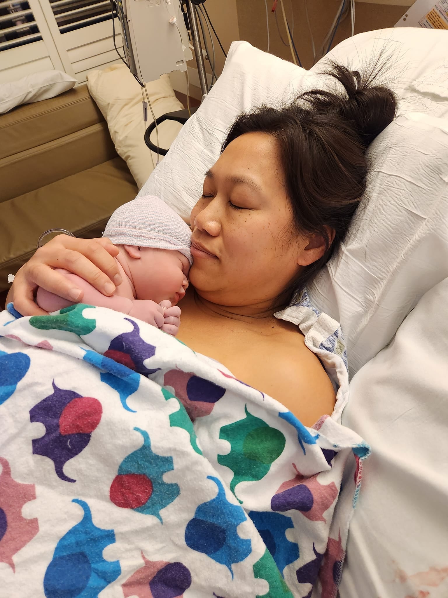 Esposa de Mark Zuckerberg con su tercera hija.