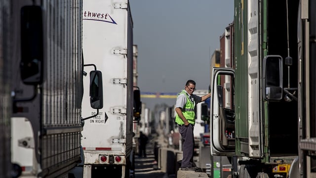 Agentes aduanales en cierre de carriles, Tijuana