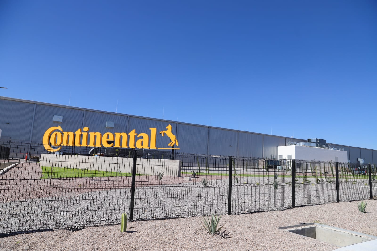 Tere Jiménez inaugura segunda planta de Continental en Aguascalientes.