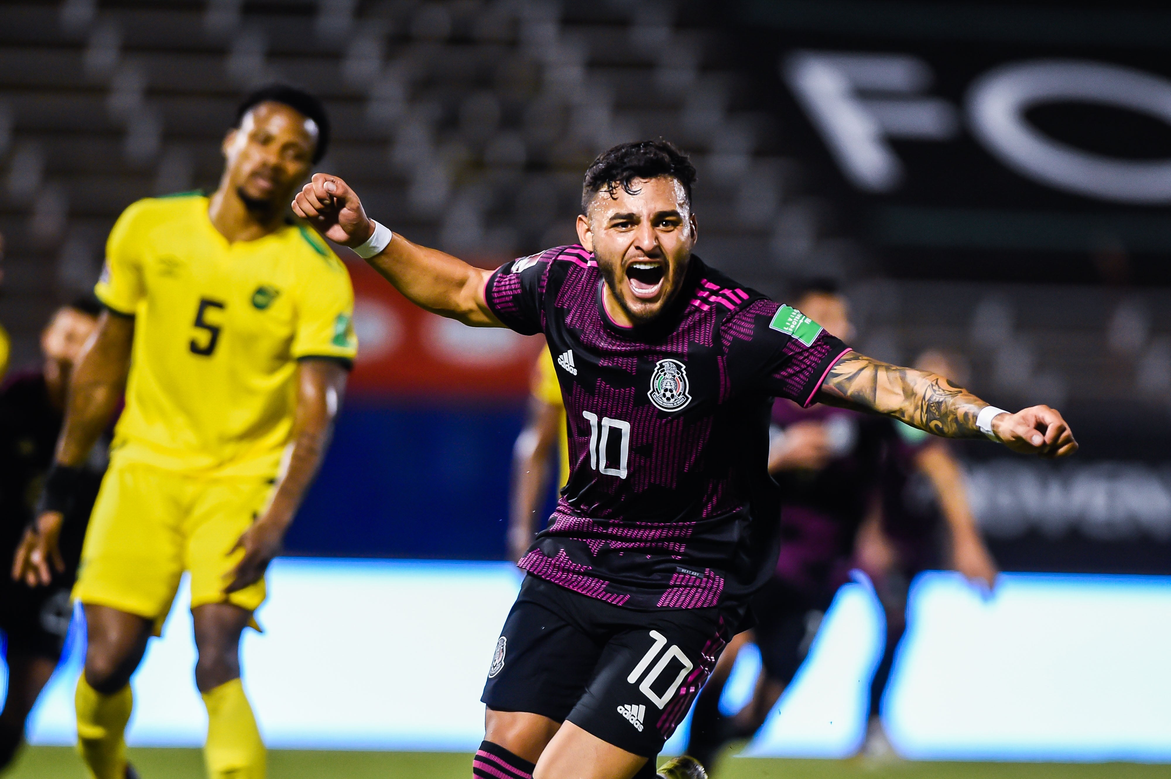 Alexis Vega celebra el gol del triunfo de la Selección de futbol de México