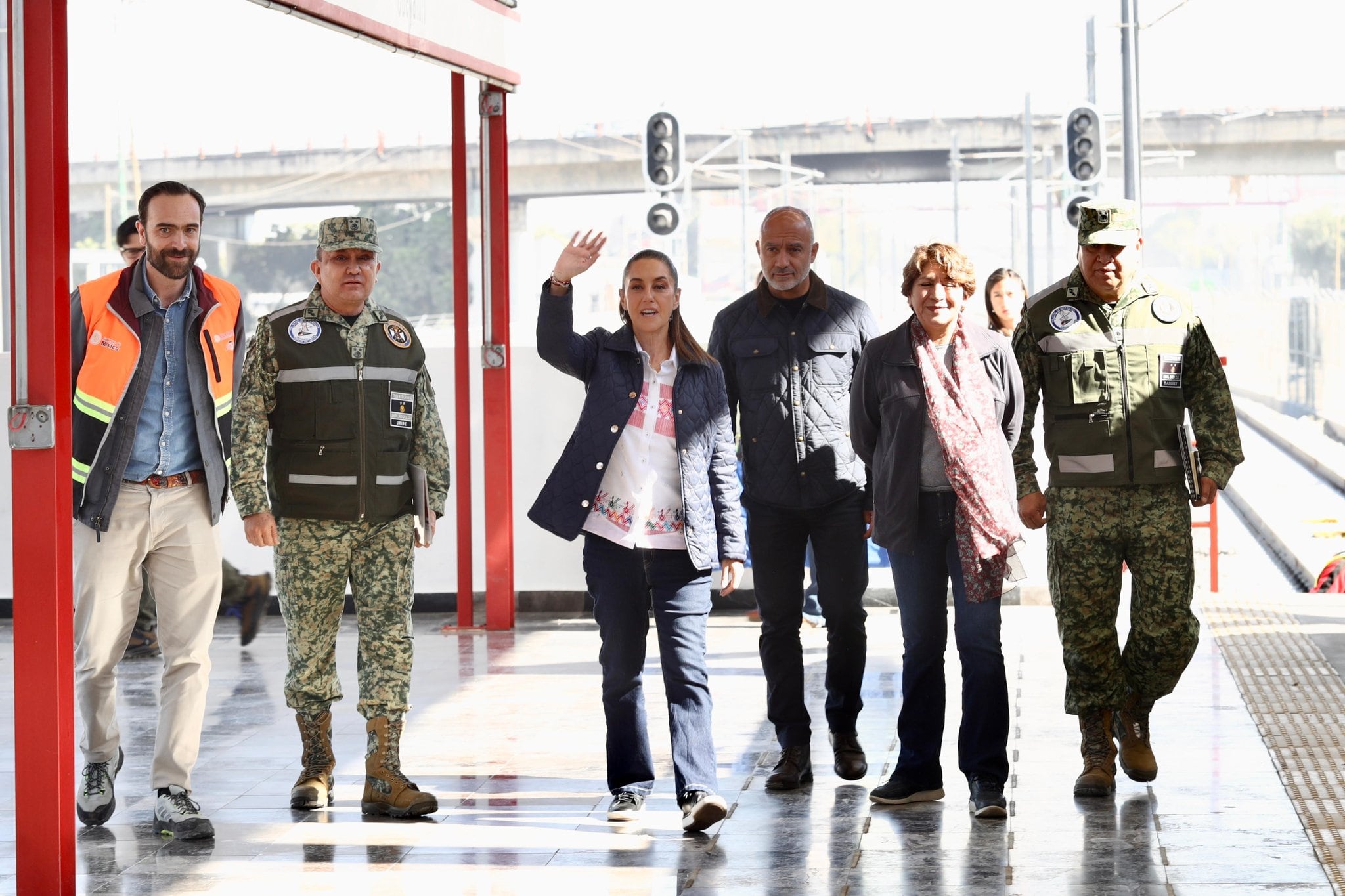 Claudia Sheinbaum y Delfina Gómez en el Tren Suburbano al AIFA