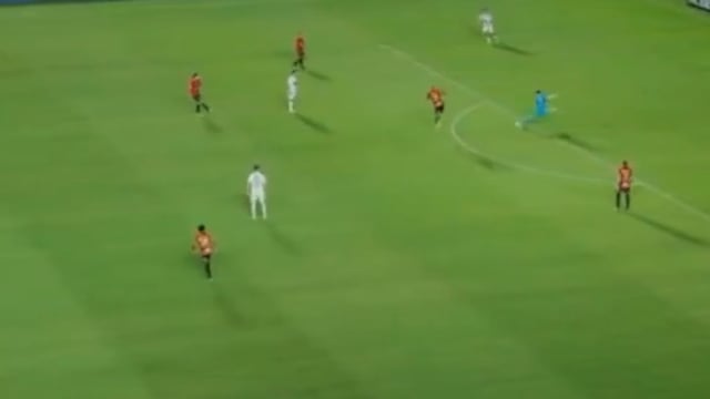 El Kevin Mier brasileño existe: El insólito y ridículo gol provocado por el portero del Santos.