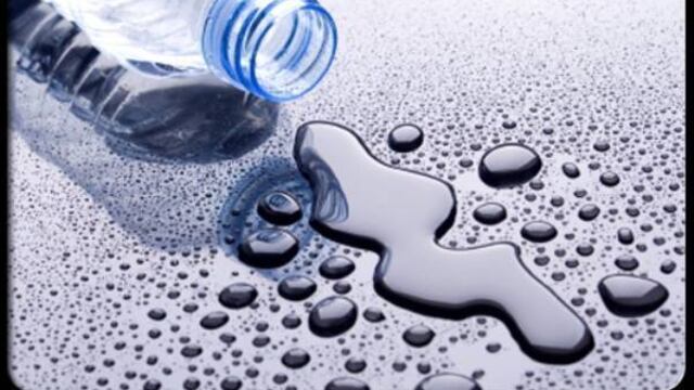 No dejes de beber al menos 2 litros de agua al día.