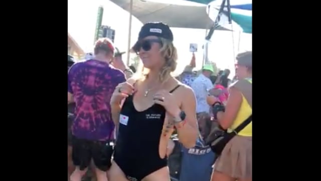 Una madre roció con leche materna a los asistentes de un festival.