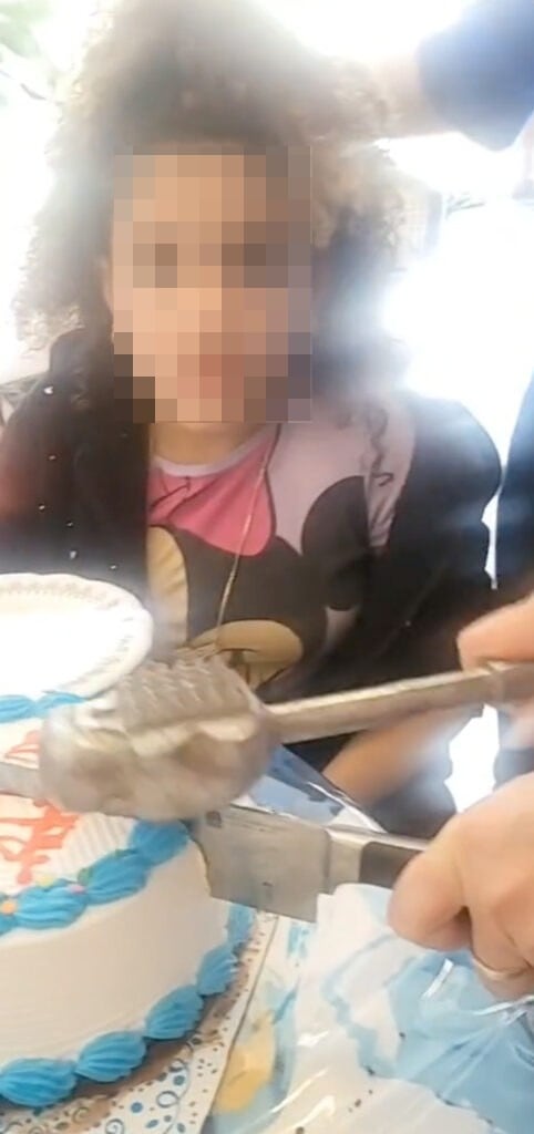 Video de TikTok muestra un pastel imposible de cortar por lo duro que está