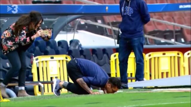 Alves se hincó a besar el escudo de los catalanes.