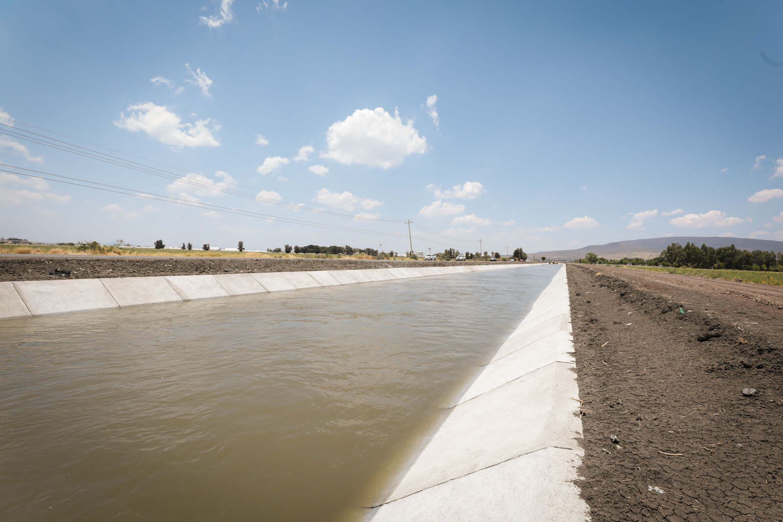 Diego Sinhue Rodríguez entrega obras de modernización del Canal de Coria