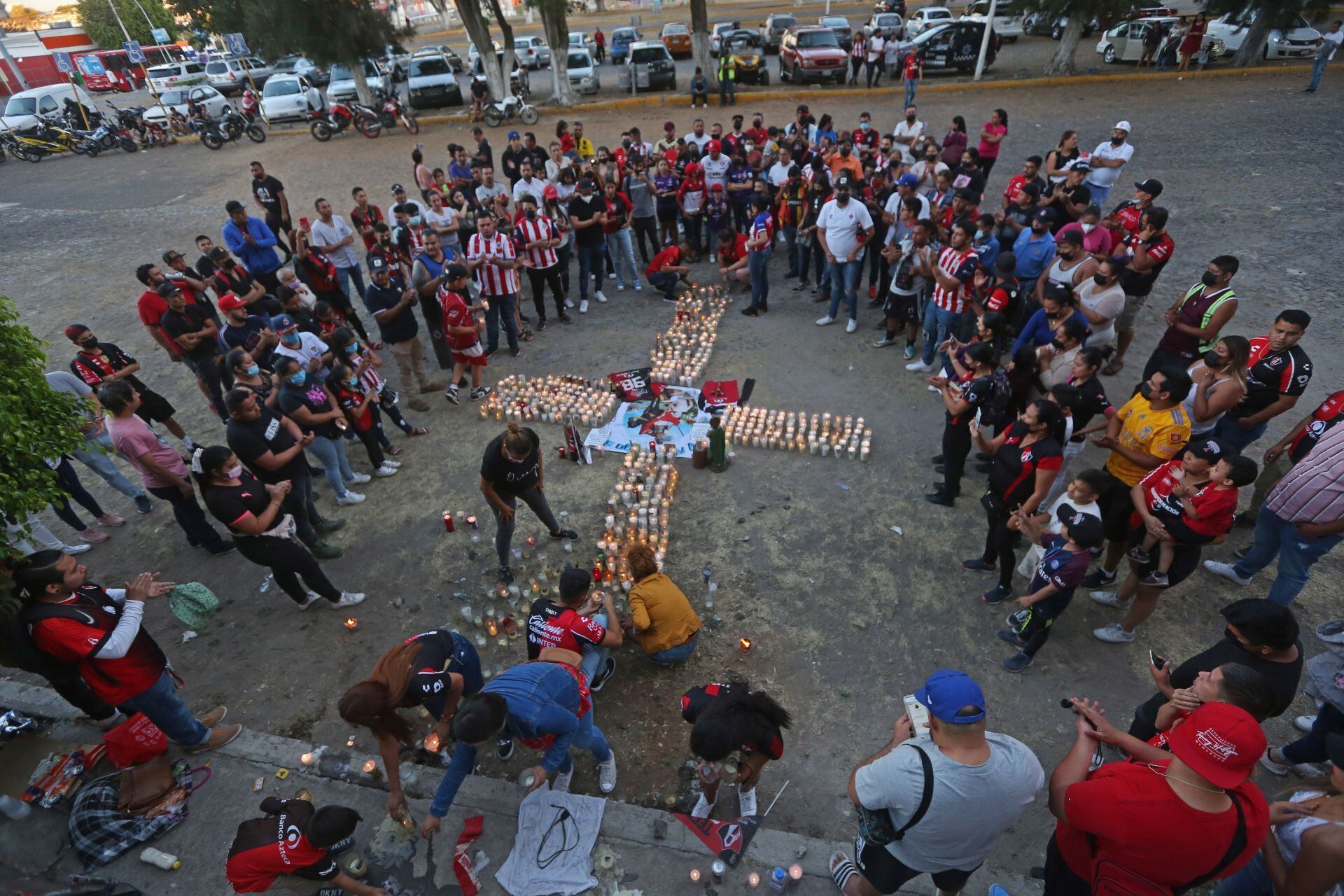 GUADALAJARA, JALISCO, 06MARZO2022.- Aficionados del Atlas continúan llegando a el estadio Jalisco para colocar veladoras y pedir paz tras los disturbios ocurridos en el partido Querétaro vs Atlas de la Jornada 9. Hasta el momento, la información oficial apunta a más de 20 lesionados y sólo dos de gravedad, sin embargo fuentes extraoficiales señalarían hasta una veintena de muertos. 
FOTO: FERNANDO CARRANZA/CUARTOSCURO.COM