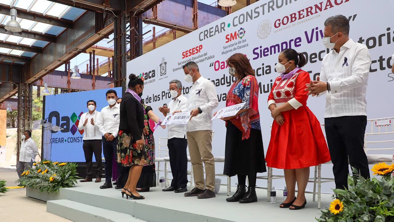 Alejandro Murat presenta acciones para atender a familiares de víctimas de feminicidios