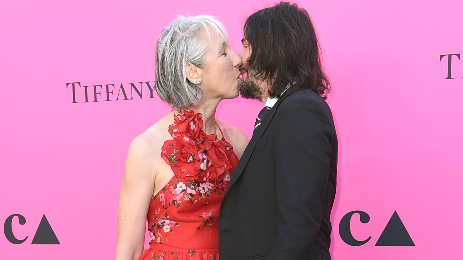 Keanu Reeves, Alexandra Grant y su beso que protagonizó la gala MOCA