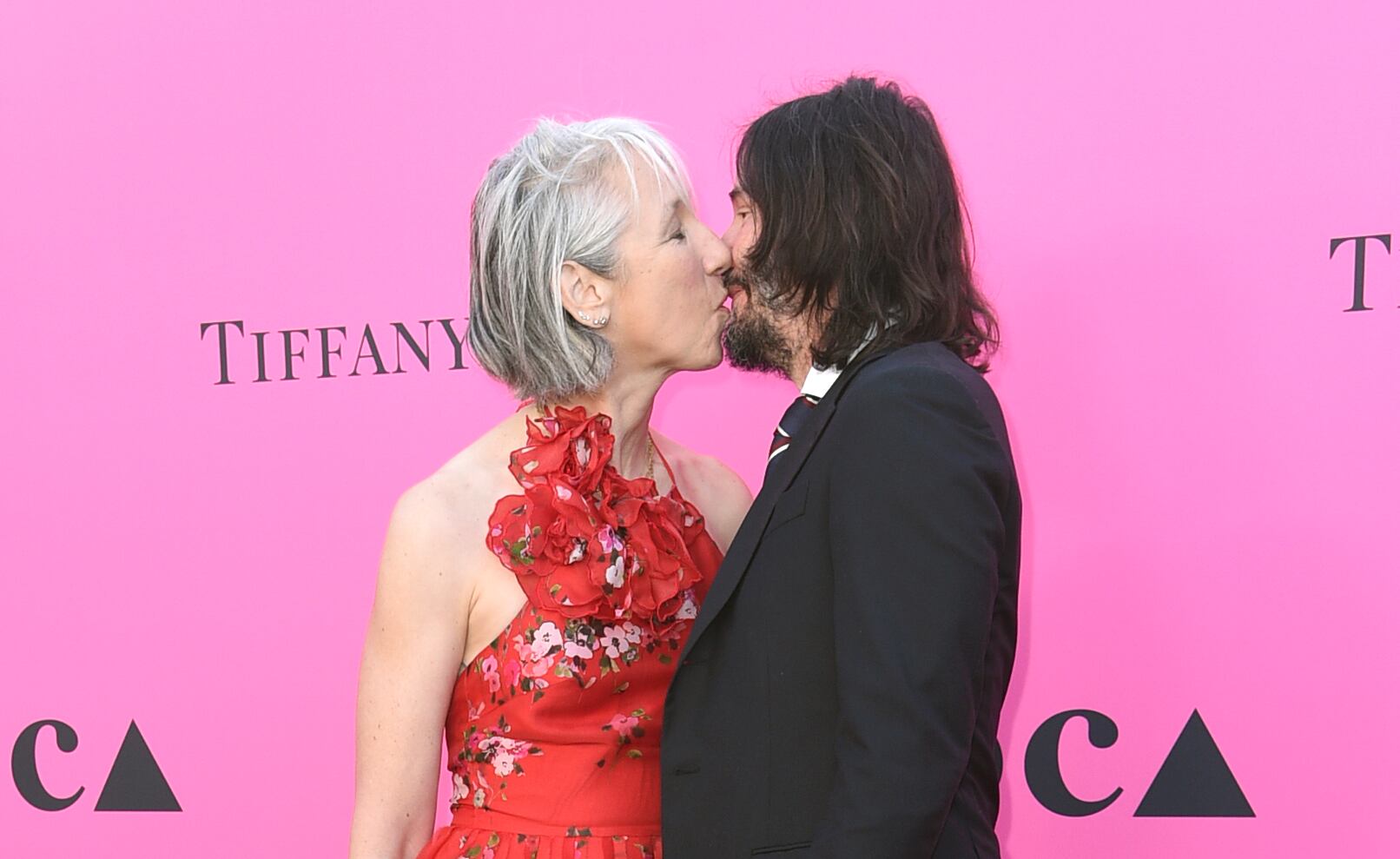 Keanu Reeves, Alexandra Grant su beso que protagonizó la gala MOCA