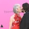 Keanu Reeves, Alexandra Grant y su beso que protagonizó la gala MOCA