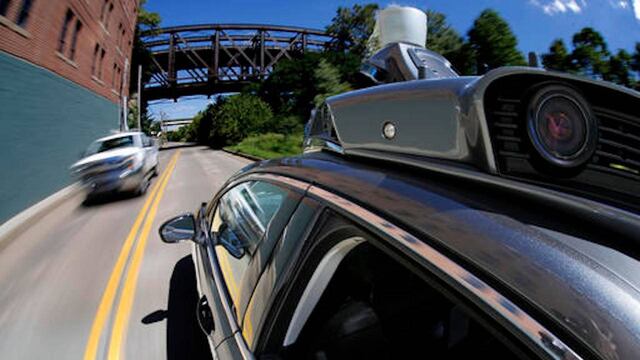 Un Uber autónomo que se pasea por las calles de Pittsburg.