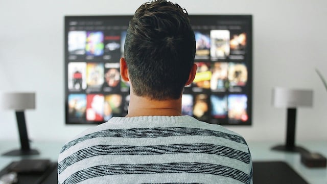 Hombre viendo Netflix