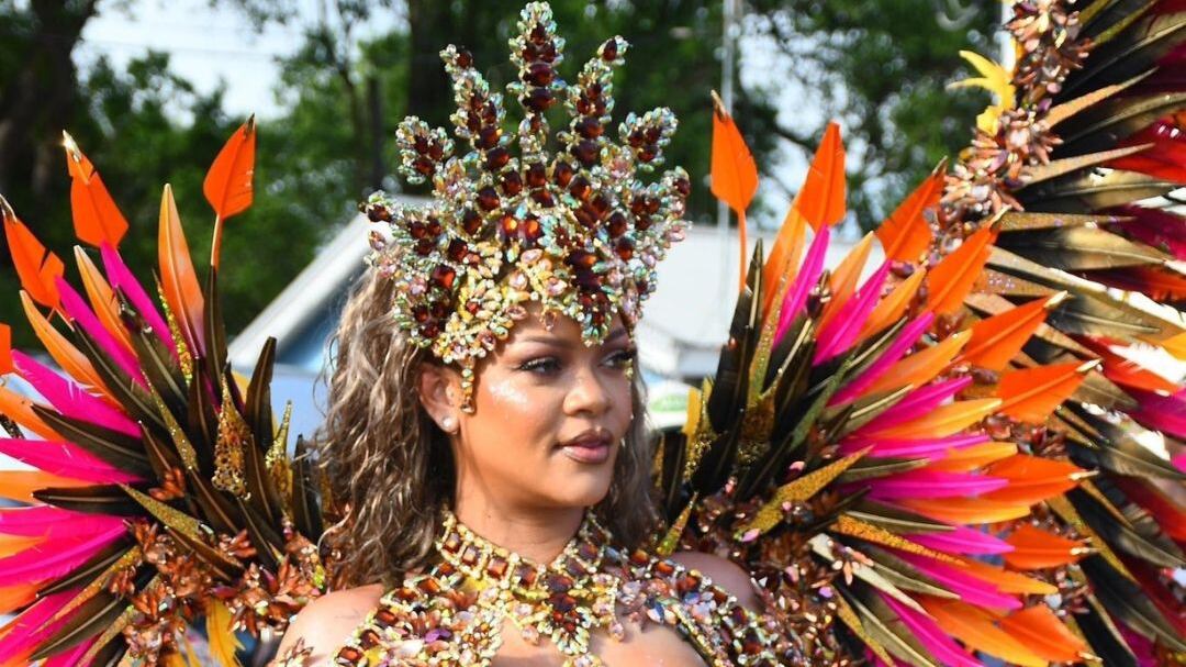 VIDEO: Rihanna en Crop Over Festival de Barbados la rompió con revelador vestuario de pedrería