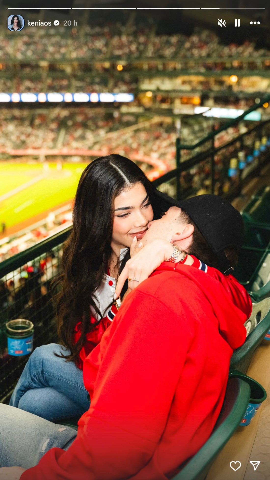 Kenia Os presume fotos besándose con Peso Pluma
