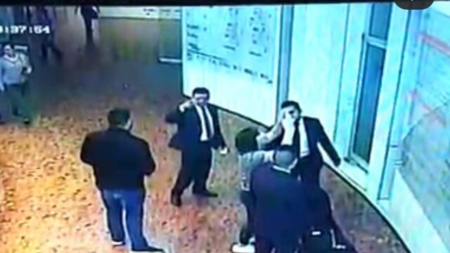 Seguridad le exige abandonar el reciento a la mamá.