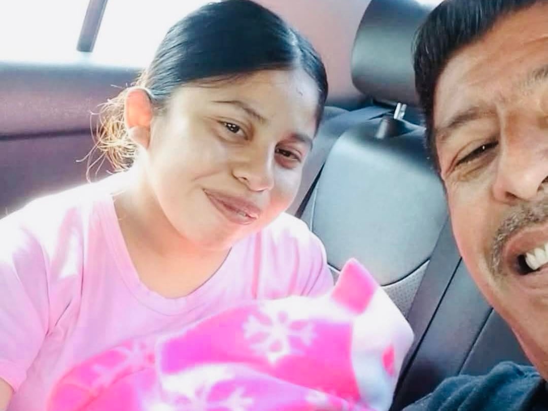 Lupita TikTok con Ricardo Medellín y su bebé Karely.