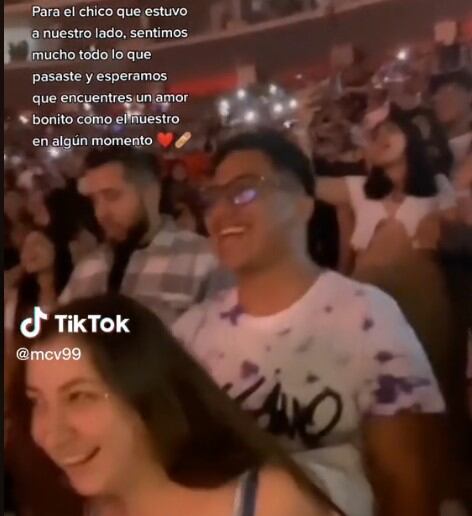 Chico solitario en concierto de Bad Bunny