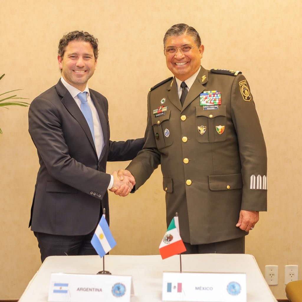 Luis Cresencio Sandoval con Francisco Cafeiro secretario de Asuntos Internacionales para la Defensa de Argentina en la XV CMDA