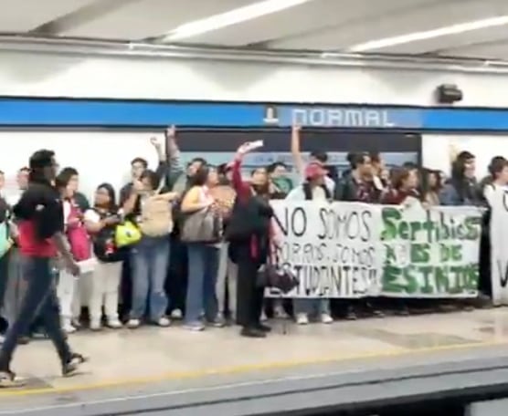 Estudiantes del IPN se manifiestan en la estación Normal con la intención de llegar a Zacatenco
