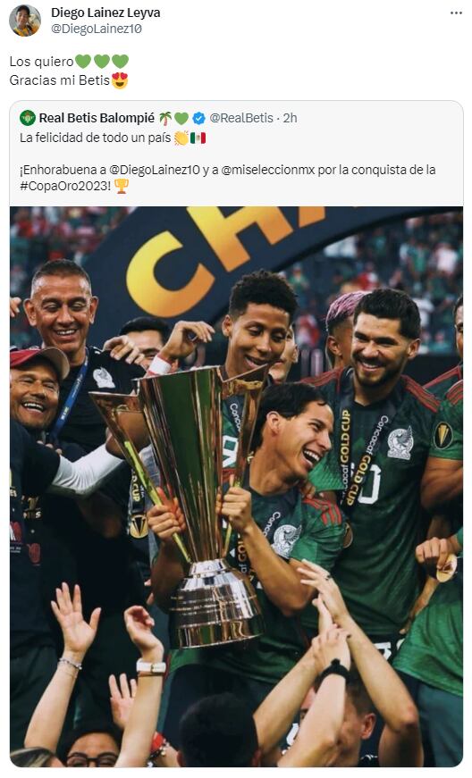 Diego Lainez con el trofeo de la Copa Oro