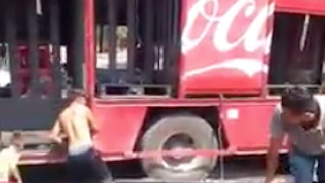 Saqueo de camión de refrescos usado en narcobloqueo.
