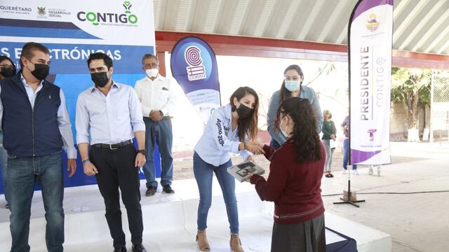 Entregan tabletas a estudiantes de Bachillerato en Querétaro