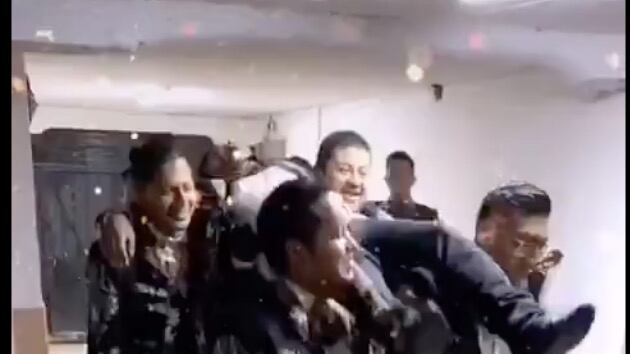 VIDEO: Mariachis recrean meme del baile del ataúd