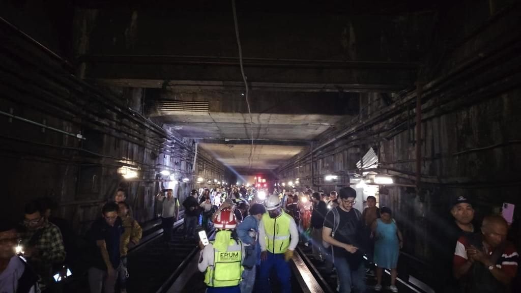 Línea 2 del Metro CDMX: desalojan a pasajeros en Pino Suárez y Zócalo y caminan sobre las vías