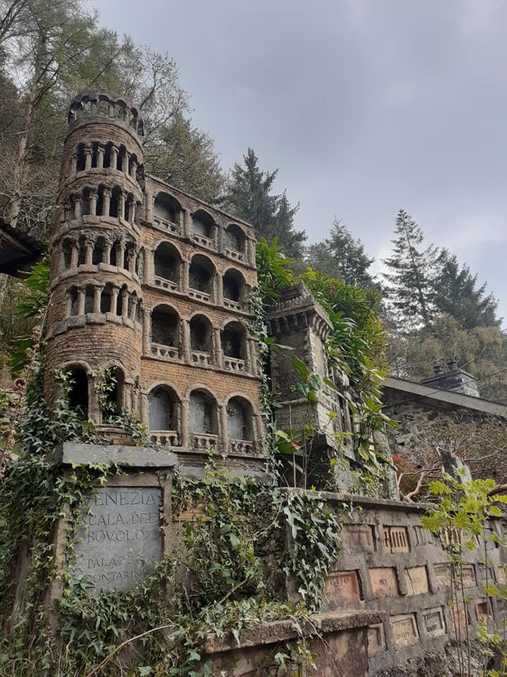 Edificación "Mini Italia" dentro de un Bosque de Gales