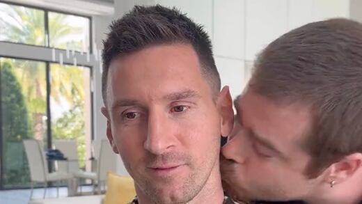 ¿Quién es el comediante que se volvió viral por besar a Lionel Messi en el cuello?