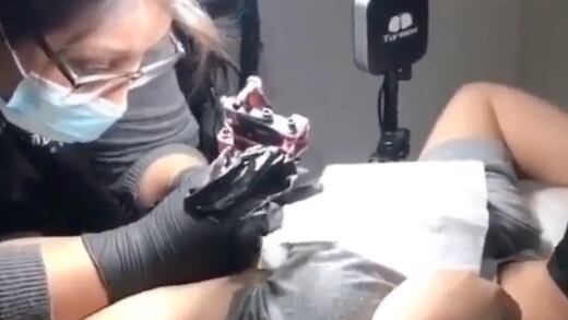 Mejores amigas se tatúan la CURP de la otra (VIDEO)