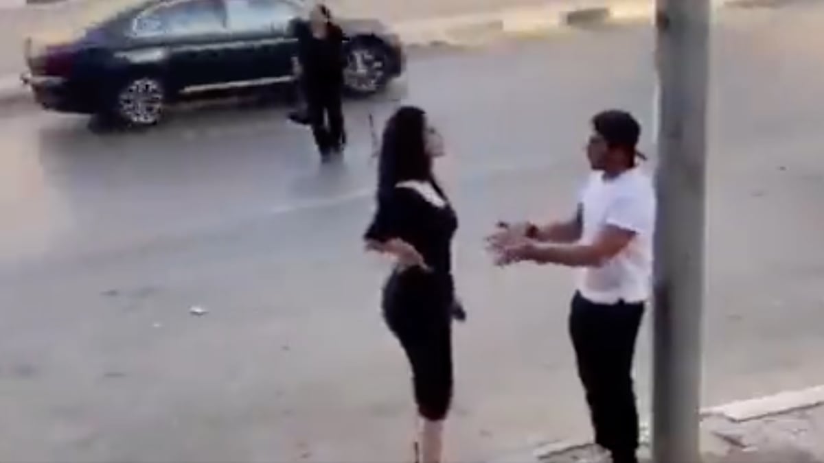 VIDEO: Pareja discute en la calle y nadie espera el final de la escena