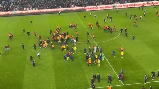 ¡Escándalo en Turquía! Fans se meten al campo para golpear a jugadores del equipo rival
