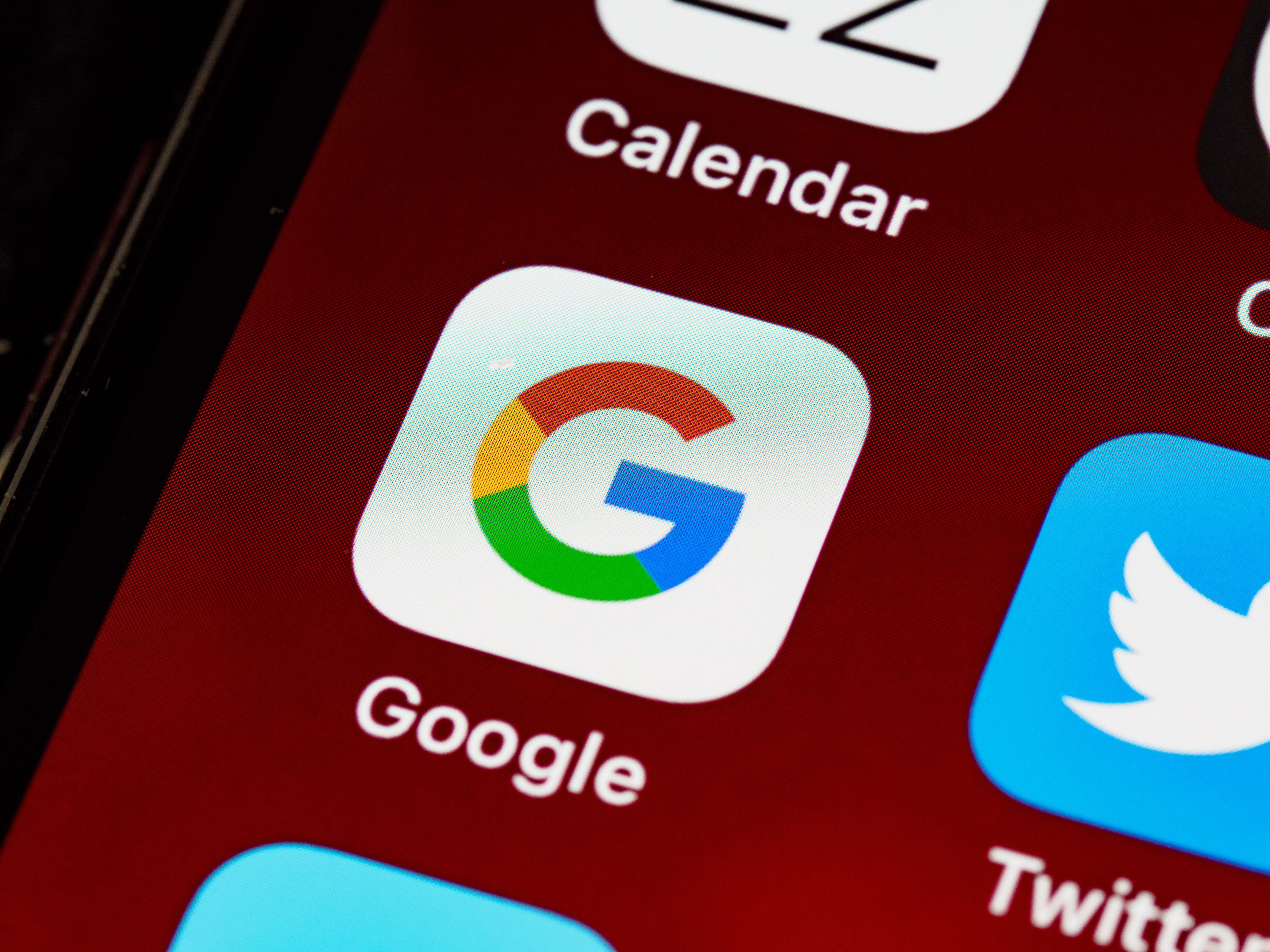 Hacen viral una pelea entre Google y Alexa ambos asistentes se