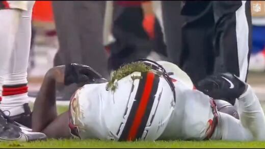 Drama en la NFL: Jugador de Browns se convulsiona tras sufrir brutal golpe
