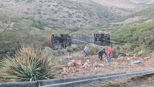 ¿Qué pasó en la carretera San Luis Potosí-Guadalajara? Autobús cae a barranco; hay 10 muertos y sube a 18 el número de heridos 