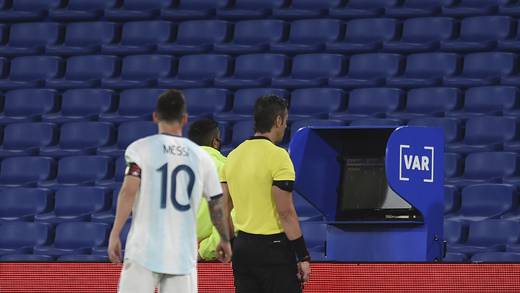 VIDEO: Lionel Messi explota contra el árbitro por anularle un gol