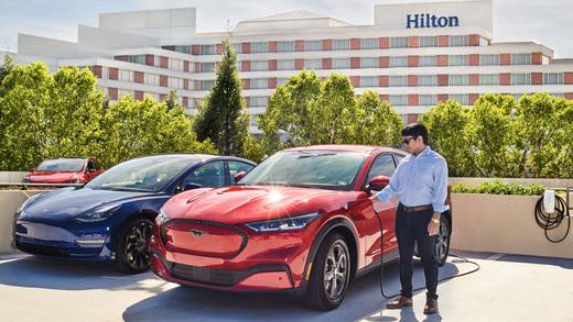 Tesla y Hilton crean una de las mayores redes de carga de autos eléctricos