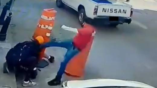 VIDEO: Patea a sujeto que intentaba desarmar a policía en Querétaro