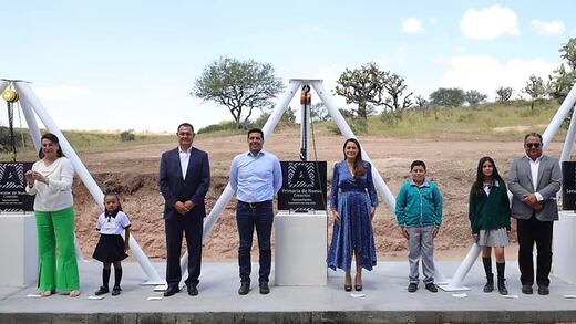 Tere Jiménez colocó la primera piedra del Complejo Escolar en VNSA